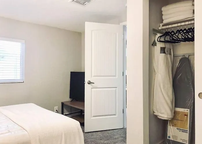 Sunny Guest With Large Backyard - Pets Welcome *