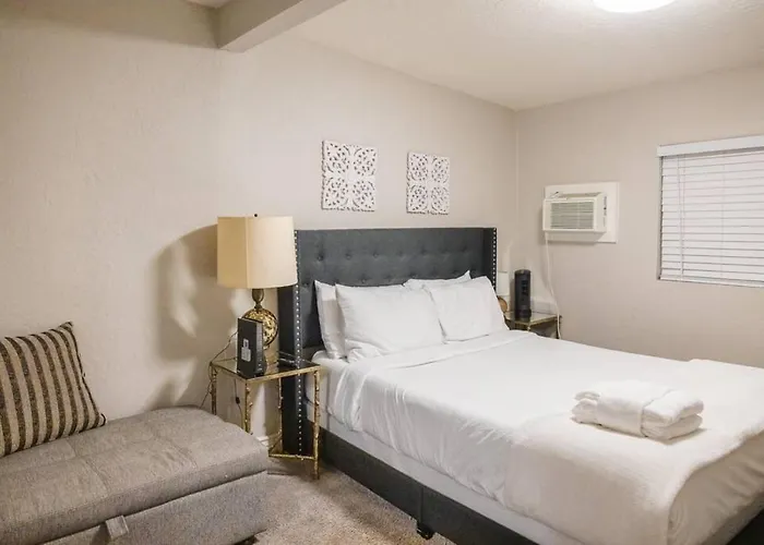 Sunny Guest With Large Backyard - Pets Welcome Apartment