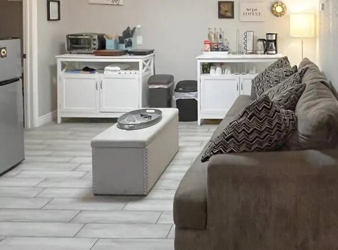 Sunny Guest With Large Backyard - Pets Welcome