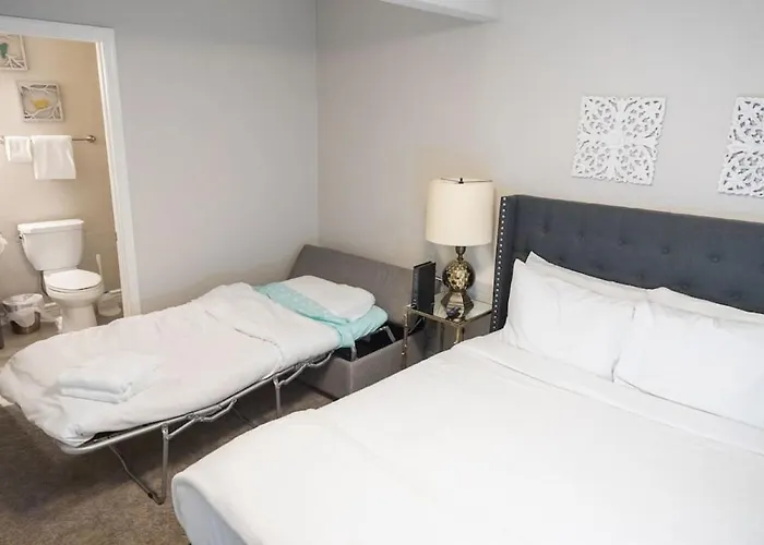 Apartment Sunny Guest With Large Backyard - Pets Welcome *