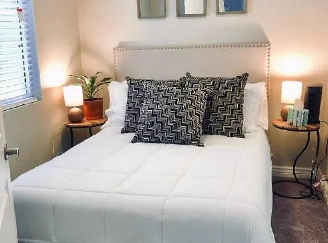 Sunny Guest With Large Backyard - Pets Welcome *
