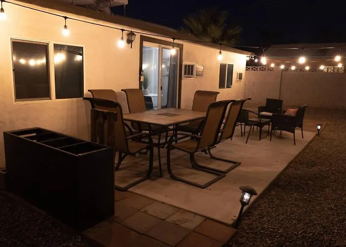 Sunny Guest With Large Backyard - Pets Welcome